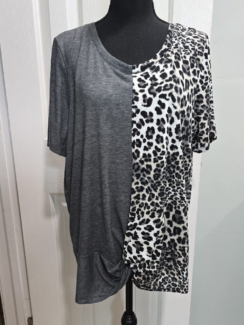 Absolutely Famous Gray & Black Leopard Print Split Tee Size XL
